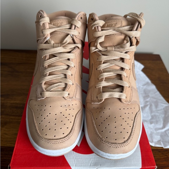 Nike High-Top Dunks - Picture 2 of 6